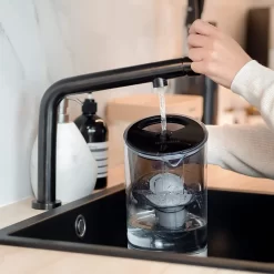 Wessper Wasserfilterkanne Aus Glas 2.5 L Kompatibel Mit Brita-Wasserfilterkartuschen, Inklusive 1 Wasserfilter-Kartusche, Reduziert Kalk Und Chlor, Schwarz -Philips Haushaltsgeräte Verkaufsgeschäft 4deff71c0ababb99e222e5c225c4dc6f